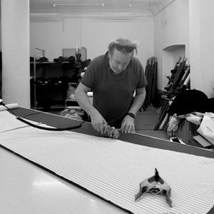 Guillaume Delaveaud taillant une housse à la main dans l'atelier