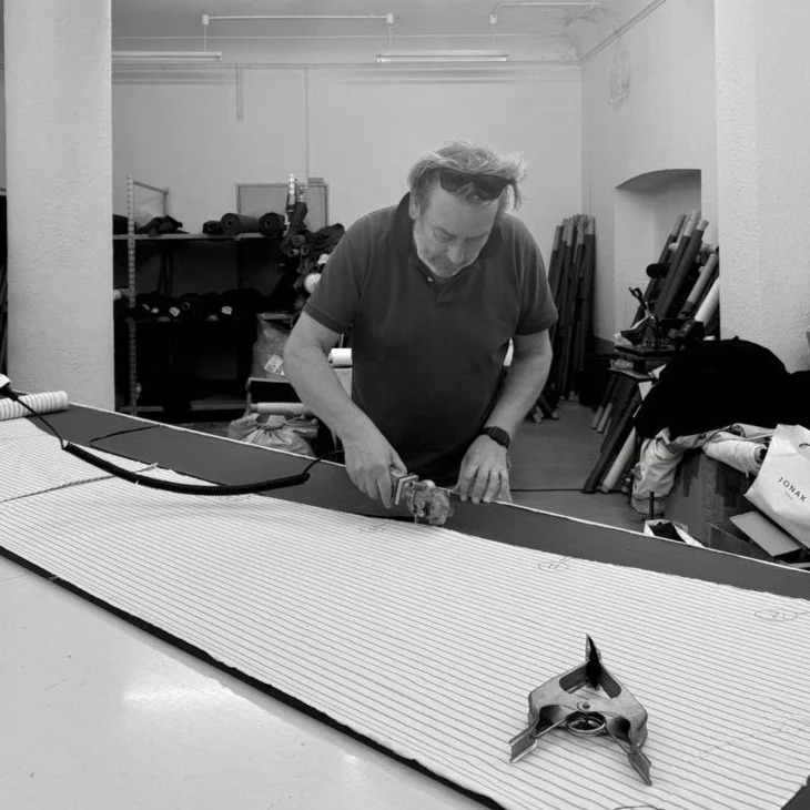Guillaume Delaveaud taillant une housse à la main dans l'atelier