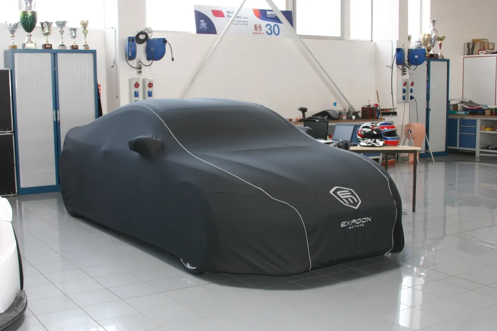 Housse sur-mesure Exagon Motors en atelier course