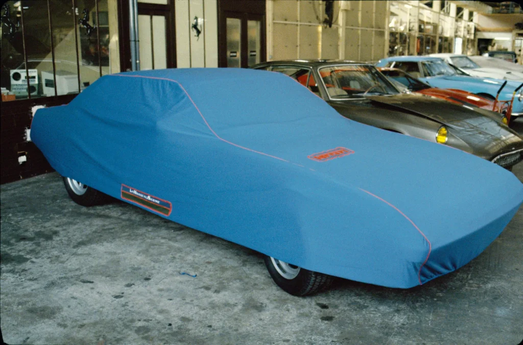 Housse sur-mesure Ferrari, coloris bleu