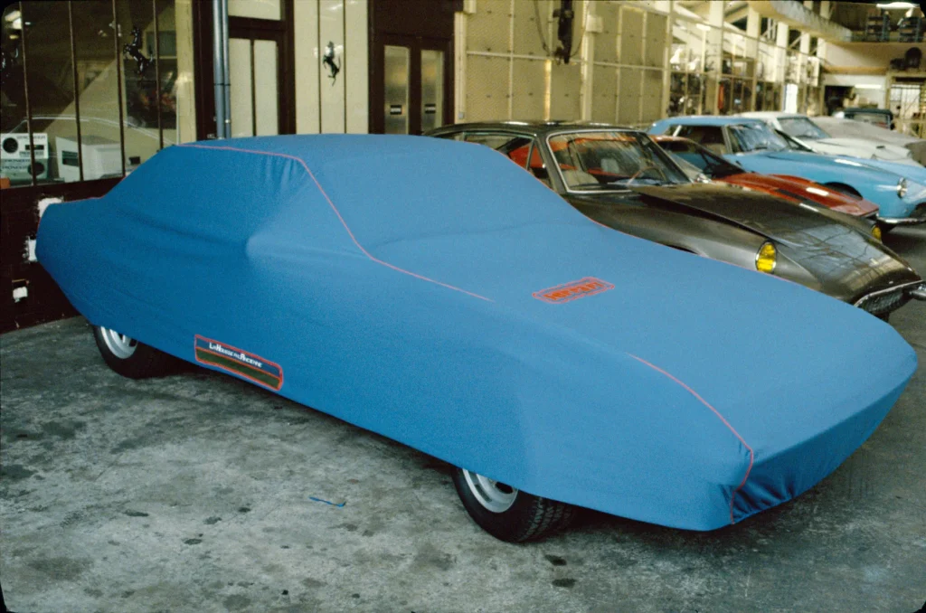 Housse sur-mesure Ferrari bleue avec étiquette La Housse à l'Ancienne