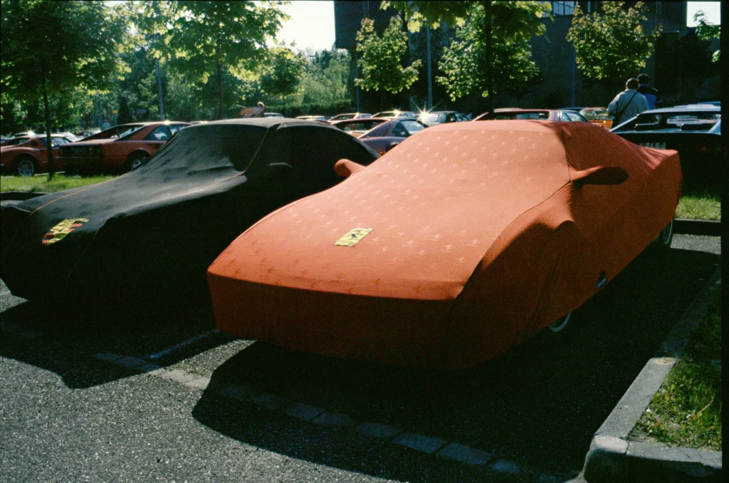 Housses sur-mesure Ferrari et Porsche lors d'un rassemblement