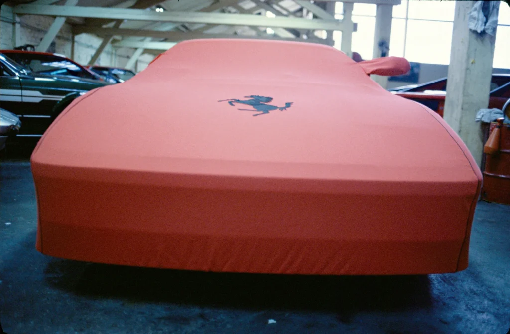 Housse sur-mesure pour Ferrari Testarossa, cavallino brodé