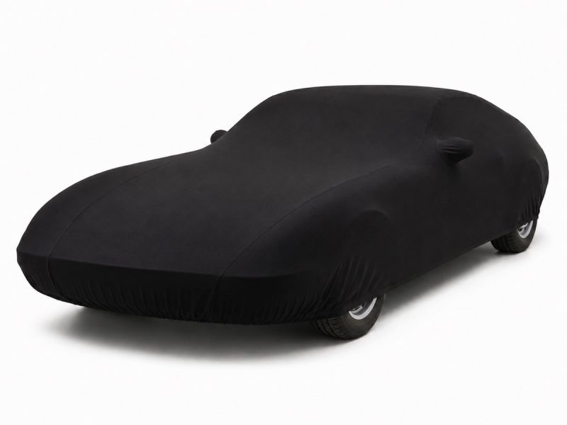 Housse intérieure Jersey Noir pour Ferrari 365 GTB/4 Daytona Housse de protection intérieure Jersey noire sur mesure posée sur une Ferrari 365 GTB/4 Daytona, vue avant 3/4