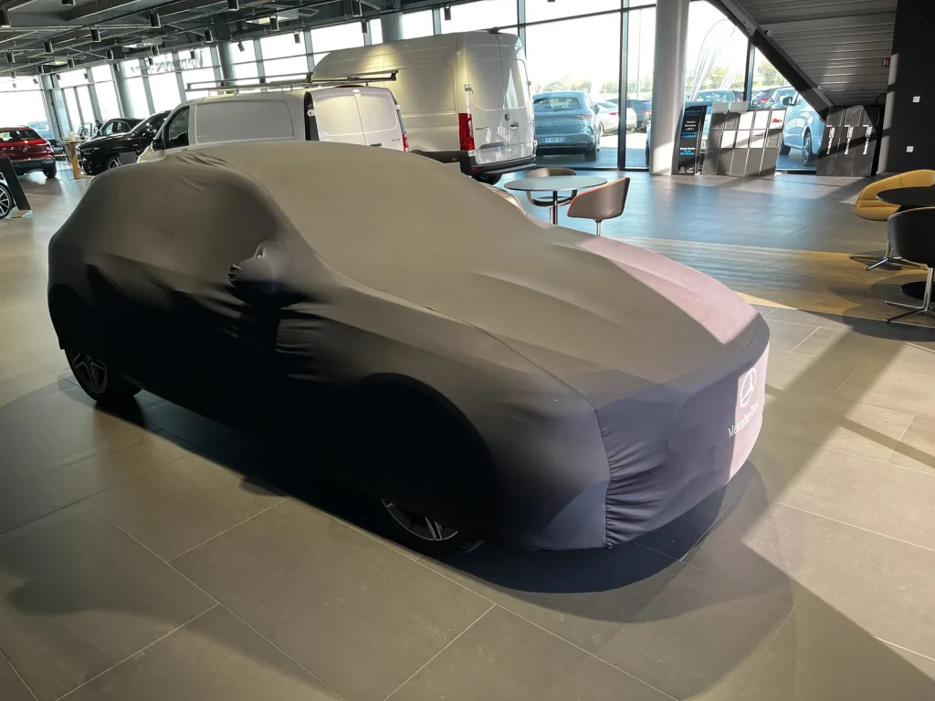 Housse sur-mesure Mercedes-Benz exposée dans un showroom du réseau, étoile brodée