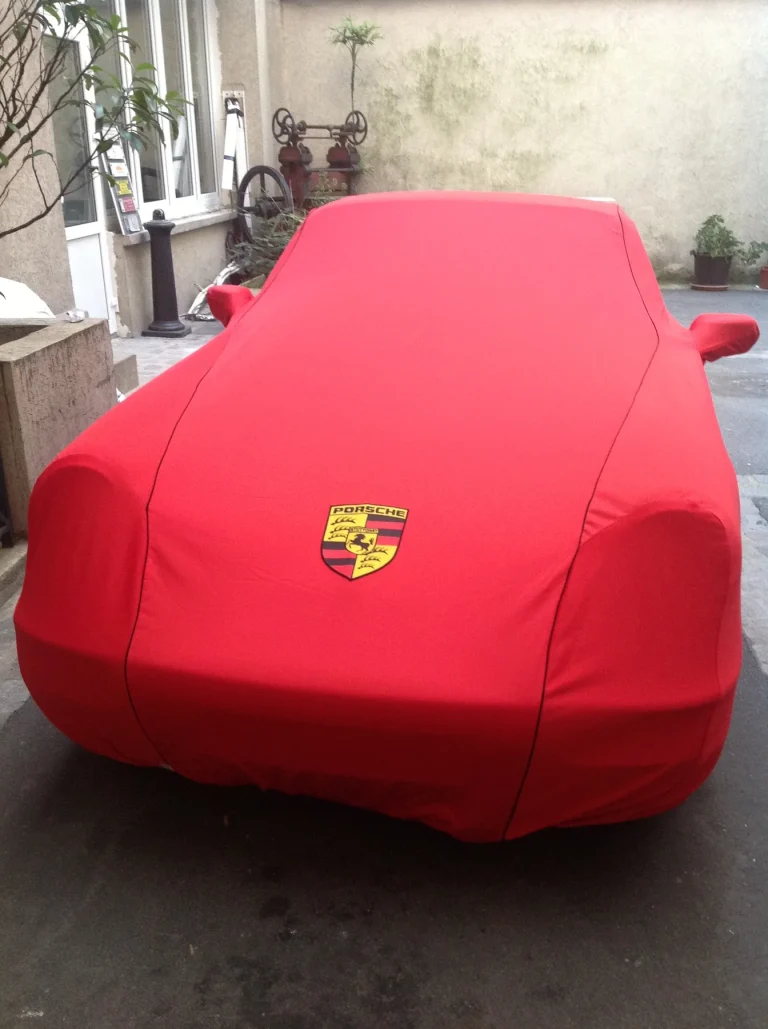 Housse sur-mesure pour Porsche, écusson brodé