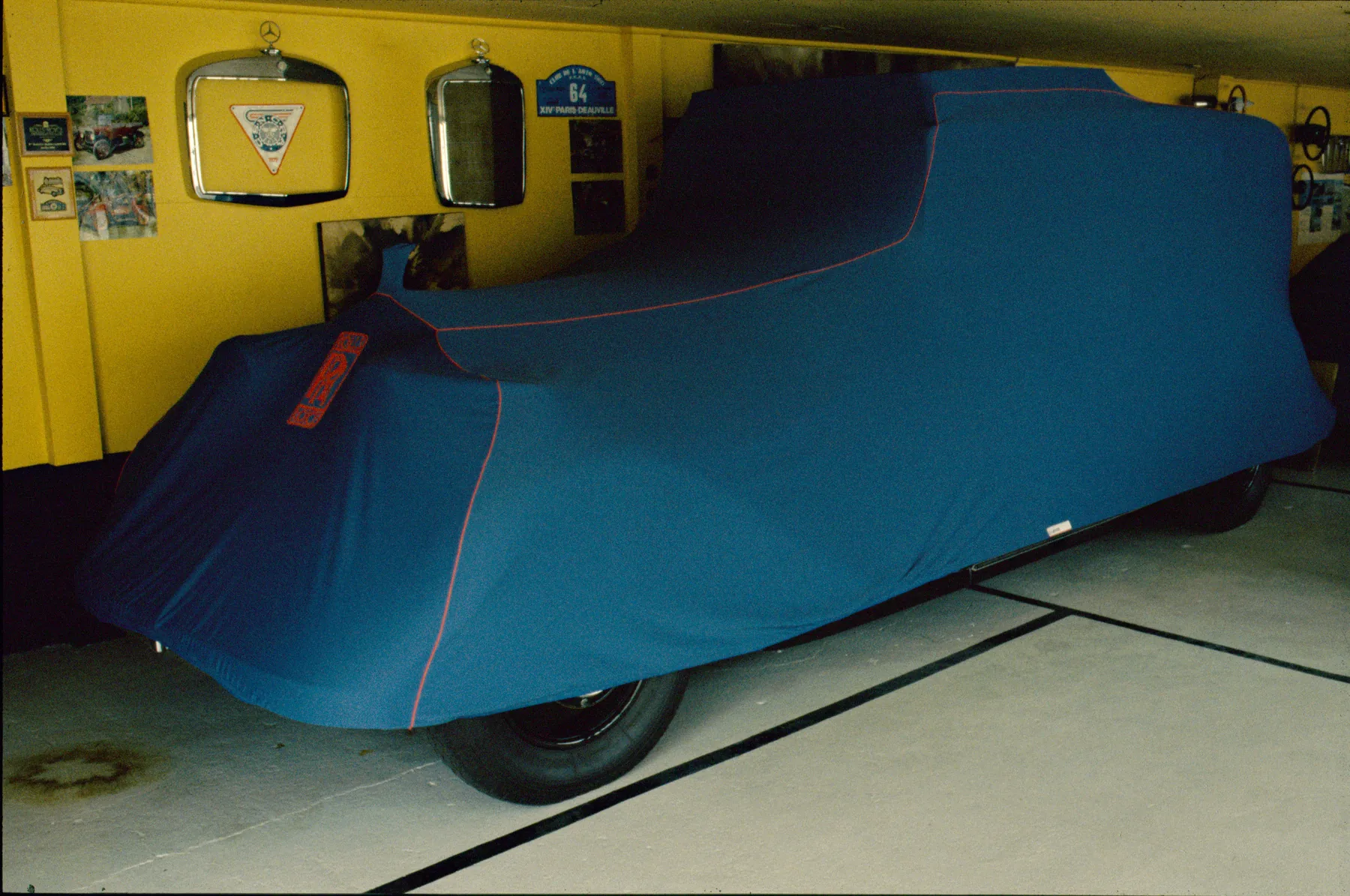 Housse sur-mesure sur une Rolls-Royce au garage