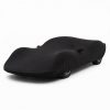 Housse intérieure Jersey Noir pour Porsche 910 « Carrera 10 » Housse de protection intérieure Jersey noire sur mesure posée sur une Porsche 910 Carrera 10, vue avant 3/4