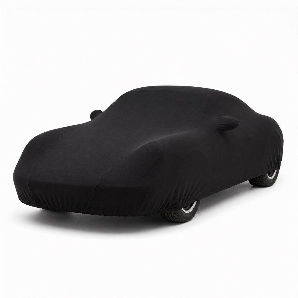 Housse de protection intérieure Jersey noire sur mesure posée sur une Porsche Cayman 981, vue avant 3/4