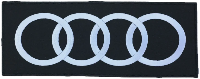 Écusson brodé Audi à coudre sur une housse de voiture sur mesure