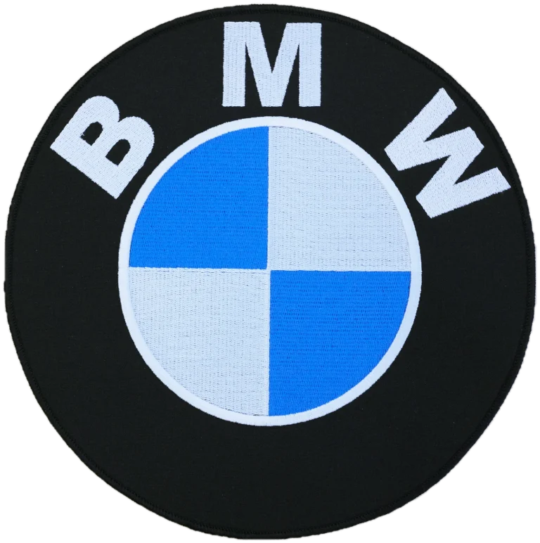 Écusson brodé BMW à coudre sur une housse de voiture sur mesure