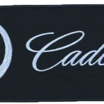 Écusson brodé Cadillac à coudre sur une housse de voiture sur mesure