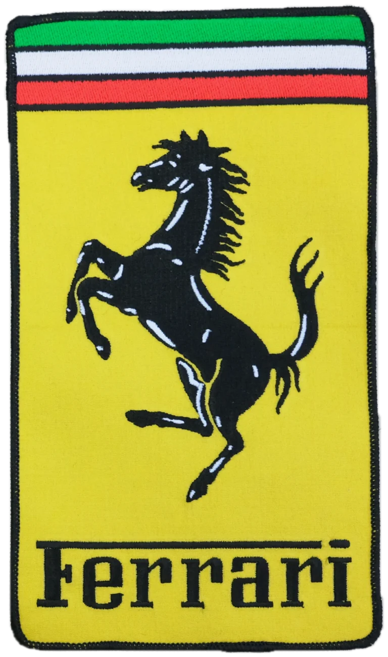 Écusson brodé Ferrari à coudre sur une housse de voiture sur mesure