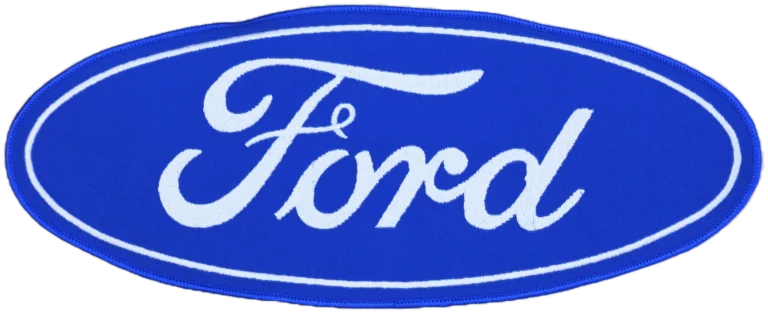 Écusson brodé Ford à coudre sur une housse de voiture sur mesure