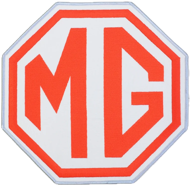 Écusson brodé MG à coudre sur une housse de voiture sur mesure