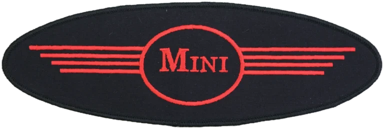 Écusson brodé Mini à coudre sur une housse de voiture sur mesure