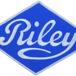 Écusson brodé Riley à coudre sur une housse de voiture sur mesure