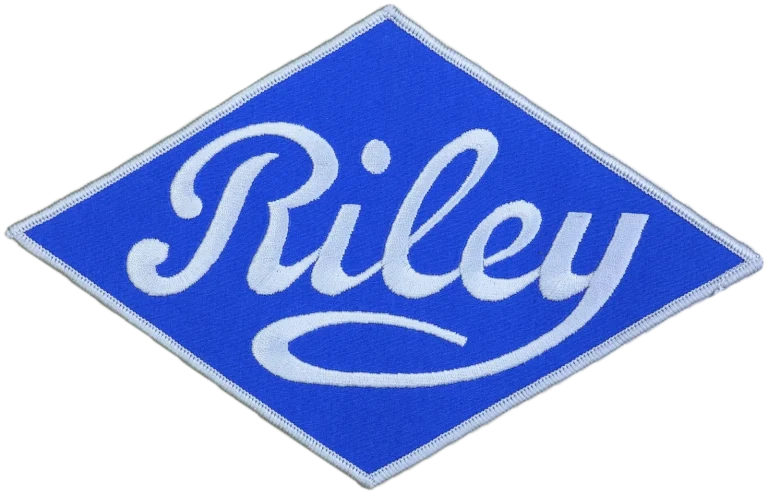 Écusson brodé Riley à coudre sur une housse de voiture sur mesure