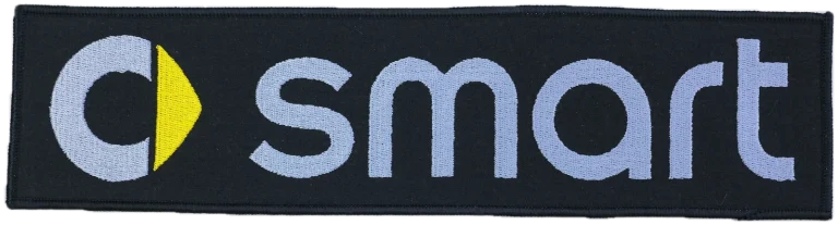 Écusson brodé Smart à coudre sur une housse de voiture sur mesure