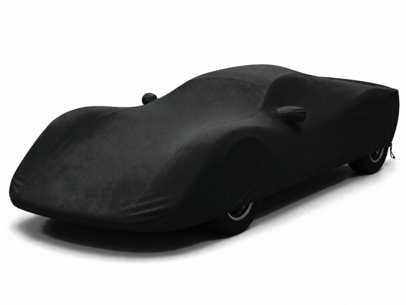 Housse extérieure Urban Noir Porsche 906 « Carrera 6 » Housse extérieure Urban noire posée sur une Porsche 906 « Carrera 6 », vue avant trois quarts