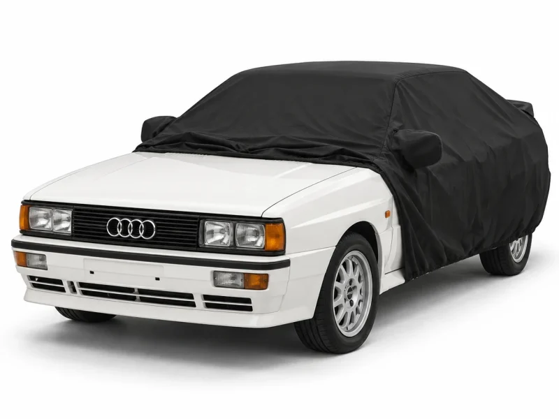 Housse extérieure Urban noire pour Audi Q5 (FY) : housse repliée sur une Audi Quattro Ur-quattro, avant découvert