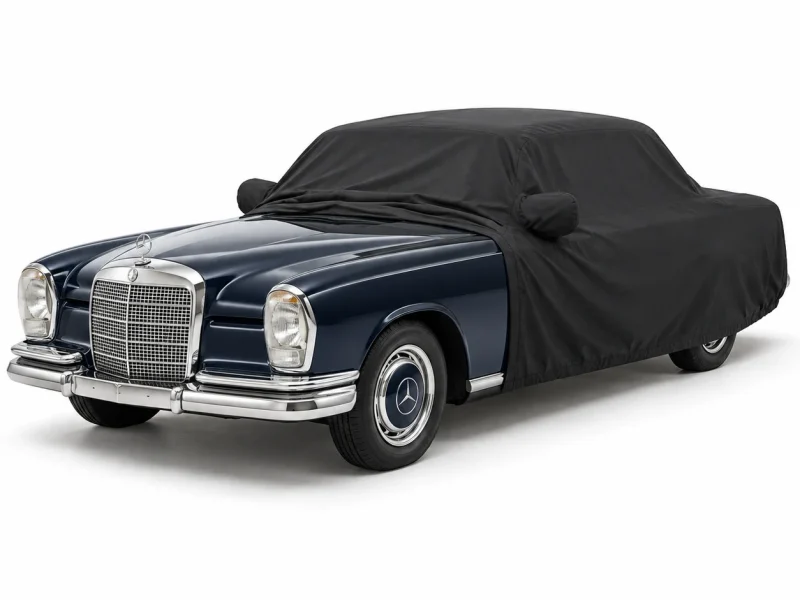 Mercedes-Benz 220 SE coupé W111 avec housse extérieure noire, avant découvert, pare-brise et rétroviseurs couverts, tissu replié à la base du pare-brise. Illustration sur une Mercedes-Benz 220 SE coupé W111, modèle voisin.